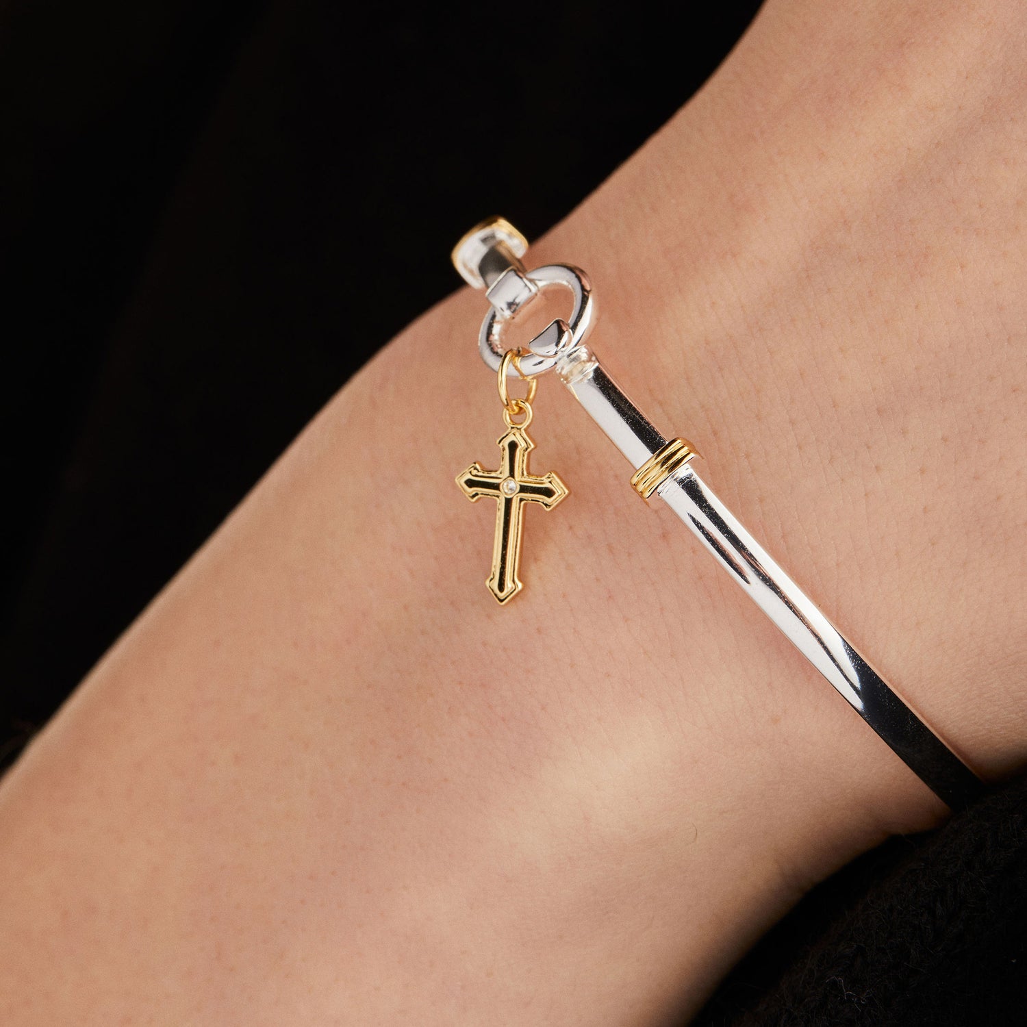 Cross Clip Bangle